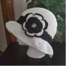 WOMAN&apos;S HANDCROCHETED SUN HAT WITH FLOWERWHITE & BLACKNEW  eb-55588576